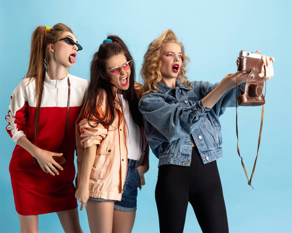 Throw the Ultimate 90s Bachelorette Party: Cool Themes, Games, and Outfits!